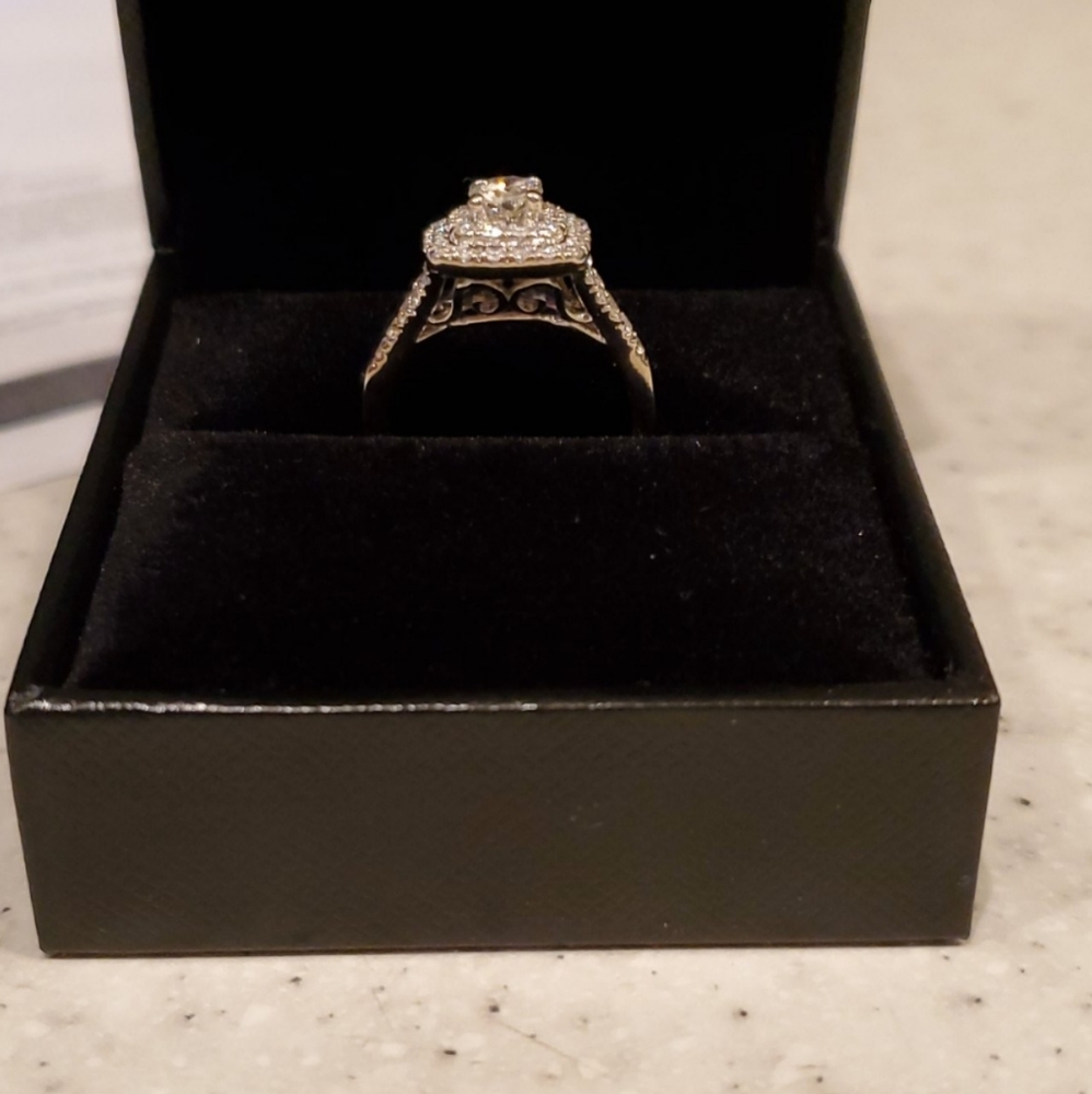 Engagement ring - Picture 2 of 2